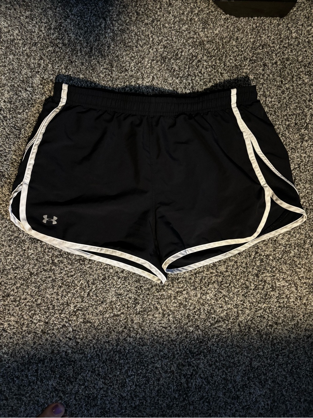 Women's MD M Under Armour heatgear loose fit shorts black white